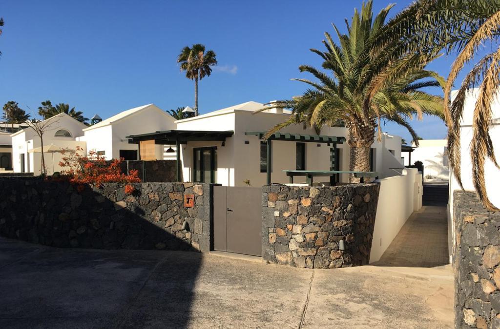 Bungalow Goa Pool View, Playa Roca Residence Sea Front Access - Free Ac - Wifi Costa Teguise Exterior foto